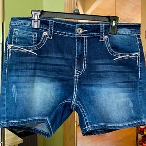 Charme Denim shorts. Beautiful detail pockets.